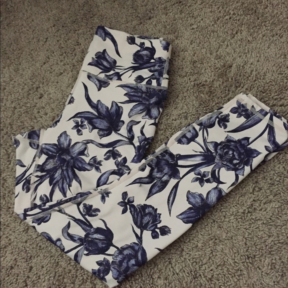 purple and white flowered  cropped leggings